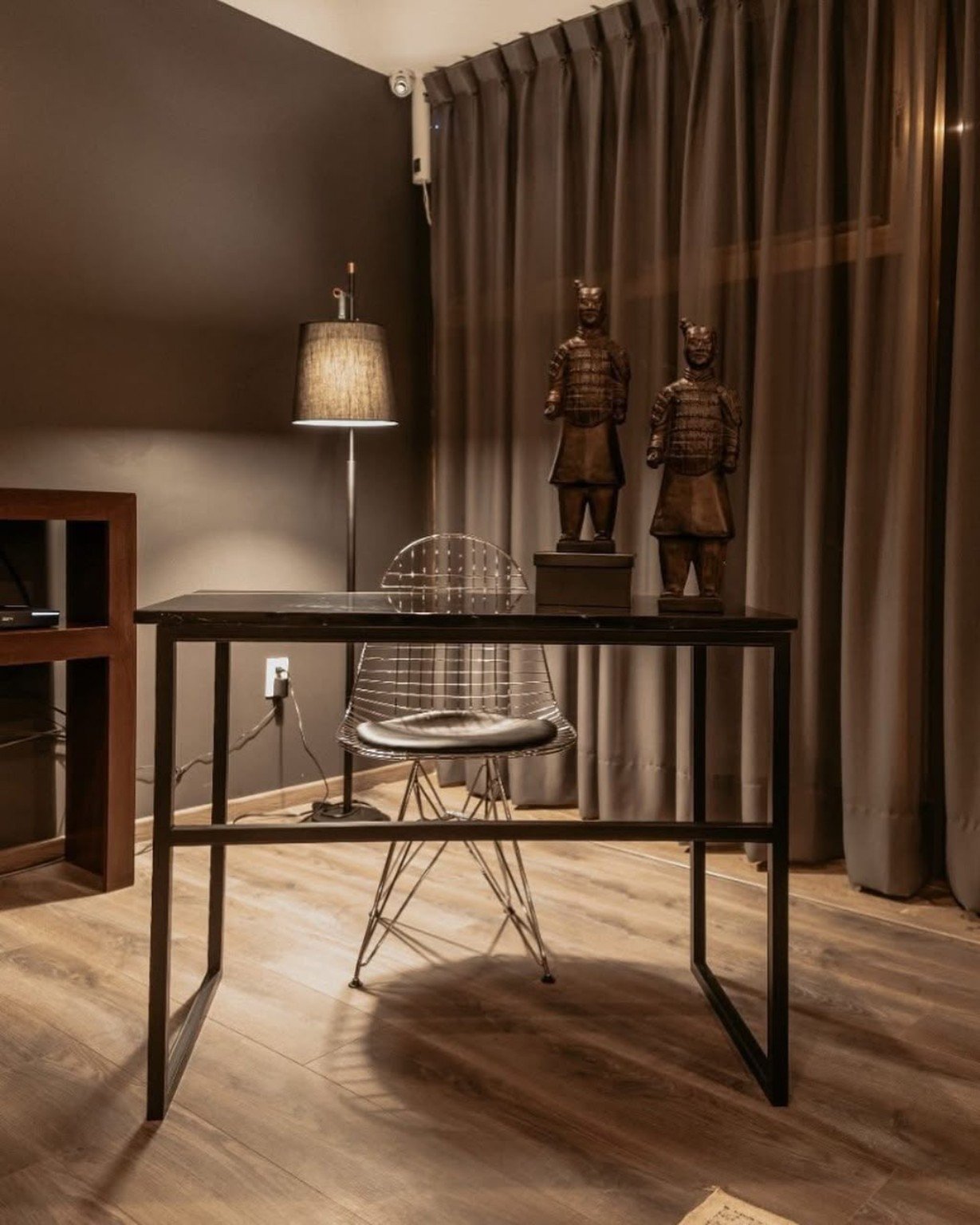 Área de trabajo con escritorio y diseño de interiores